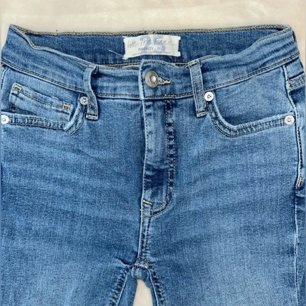 Free People- We The Free- Busted Knee, skinny jeans -‎ sz 25
